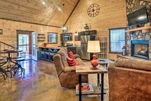 The Breeze Forested Oasis With Hot Tub And Deck!