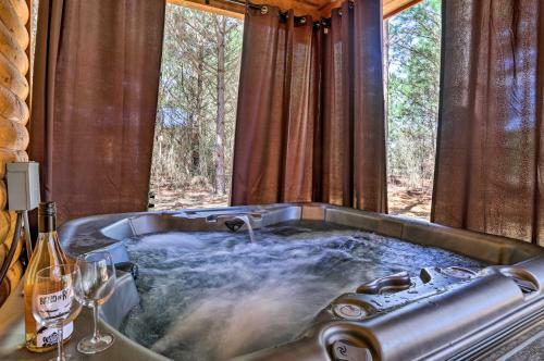 The Breeze Forested Oasis With Hot Tub And Deck!