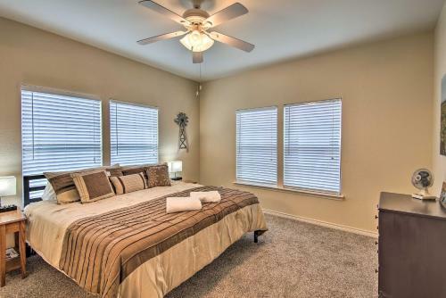 Spacious Townhome, Walk To Lake And Restaurant!