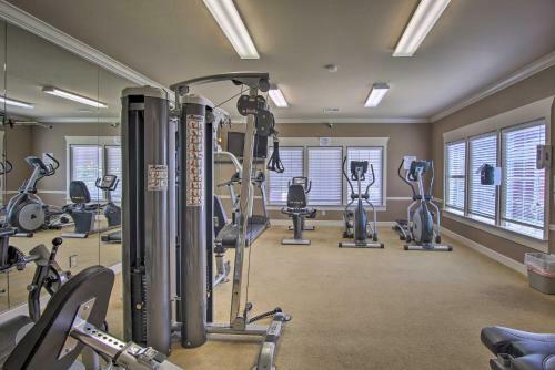 Spacious Townhome, Walk To Lake And Restaurant!