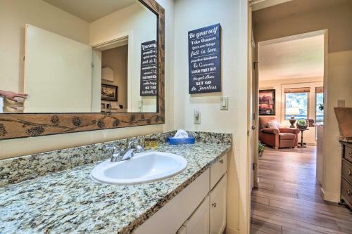 Apartamento Bend Condo With Deck, Resort-style Amenities And Views!