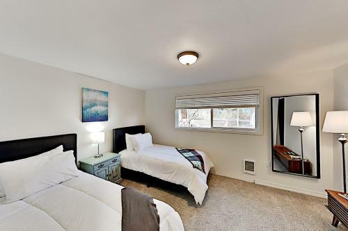 Apartamento Remodeled Retreat - Firepit - Near Dining & Shops Duplex