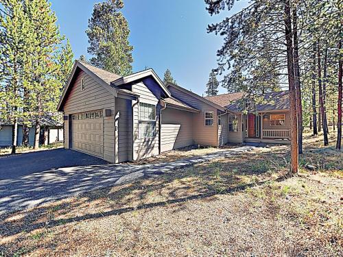 New Listing! Spacious Sunriver Haven With Hot Tub Home