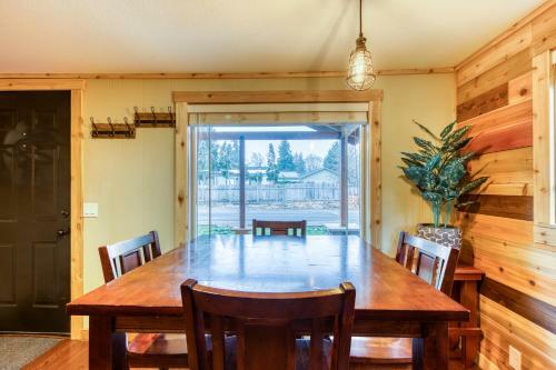 Cozy Coleman St. Cottage