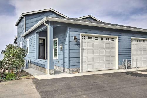 Modern Retreat With Deck, Hot Tub And Ocean View!