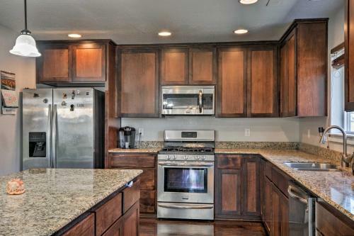 Cozy Home With Yard - 3 Mi To Downtown Medford!