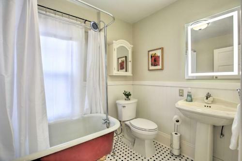 Vintage Apartment With Covered Porch - Walk Downtown!