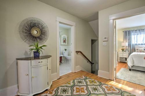 Vintage Apartment With Covered Porch - Walk Downtown!