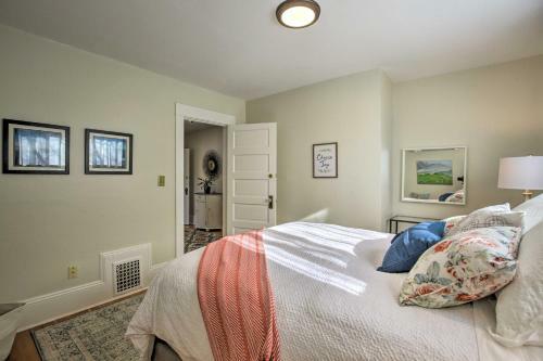 Vintage Apartment With Covered Porch - Walk Downtown!