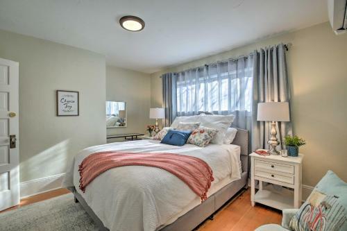 Vintage Apartment With Covered Porch - Walk Downtown!