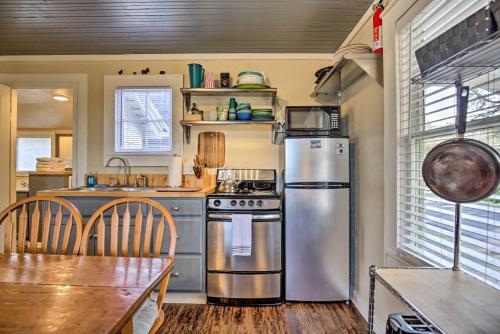 Coastal Cottage Escape - Walk To The Beach!