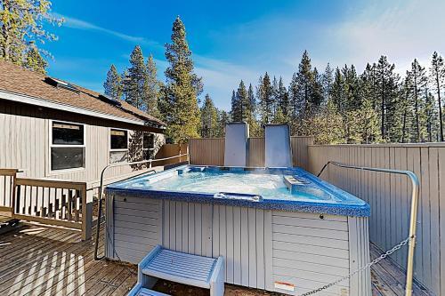 Stunning Retreat- Hot Tub, Sharc Access, 2 Masters Home
