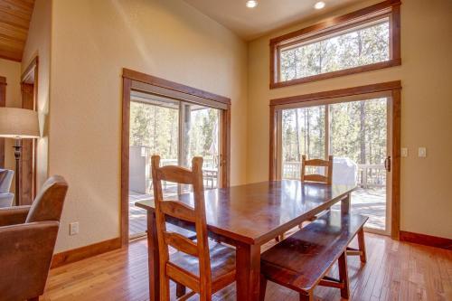 Stunning Retreat- Hot Tub, Sharc Access, 2 Masters Home