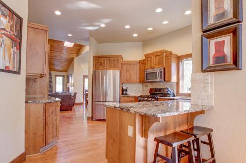Stunning Retreat- Hot Tub, Sharc Access, 2 Masters Home
