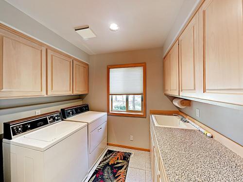 New Listing! Sunriver Gem On Woodlands Golf Course Home