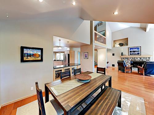 New Listing! Sunriver Gem On Woodlands Golf Course Home