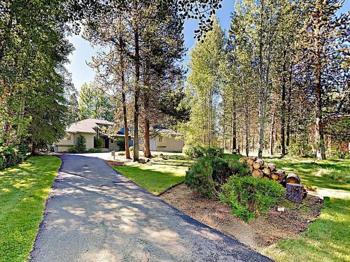 New Listing! Sunriver Gem On Woodlands Golf Course Home