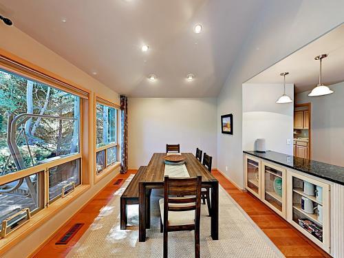 New Listing! Sunriver Gem On Woodlands Golf Course Home