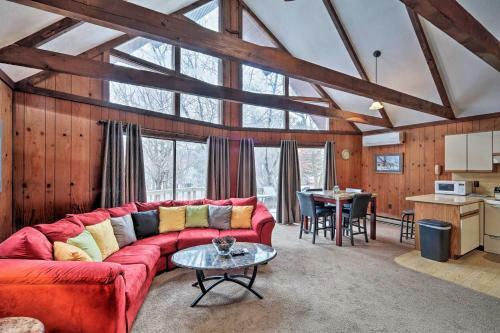 Pocono Getaway With Bbq 20 Mi To Camelback Mountain!