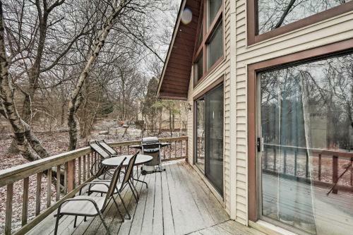 Pocono Getaway With Bbq 20 Mi To Camelback Mountain!