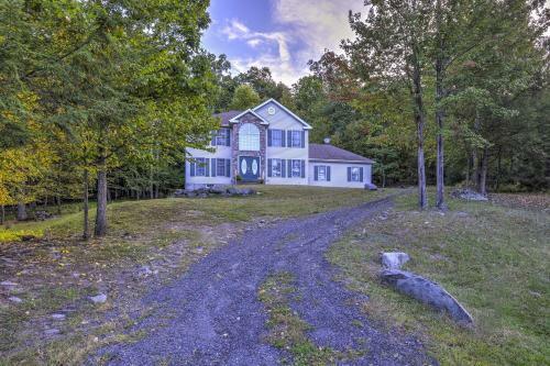Peaceful East Stroudsburg House With Deck And Grill!