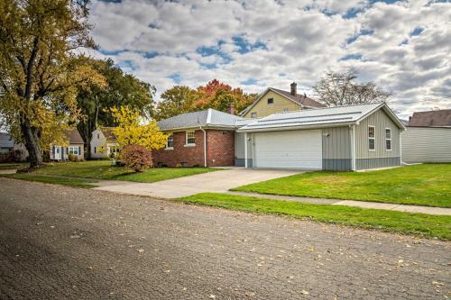 Cozy Modern Home 2 Miles From Downtown Erie!