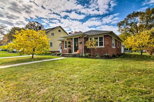 Cozy Modern Home 2 Miles From Downtown Erie!