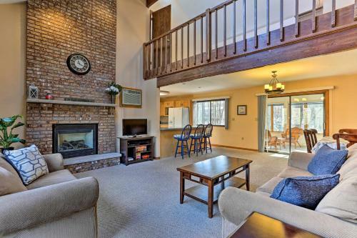 Ski, Swim, And Golf At Hideout Hideaway With Game Room!