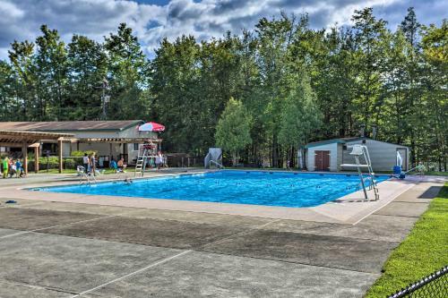 Charming Lake Ariel Cabin With Resort Amenities
