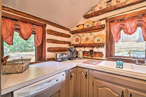 Macungie Cabin With Fireplace Near Bear Creek Skiing!