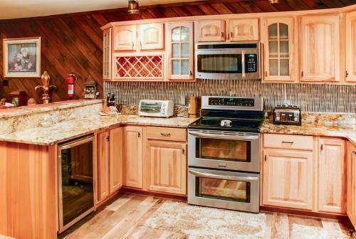 Lake Harmony Home With Hot Tub, Deck And Forest Views!