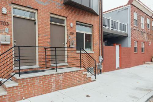 Luxury 3 Bed Near Penn / Chop With Skyline View!
