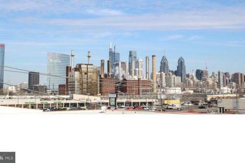Luxury 3 Bed Near Penn / Chop With Skyline View!