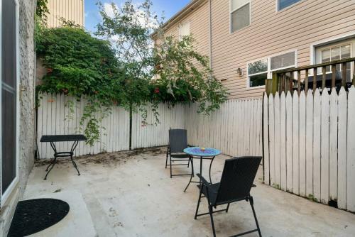 Bed & Breakfast Charming Fishtown Retreat-patio