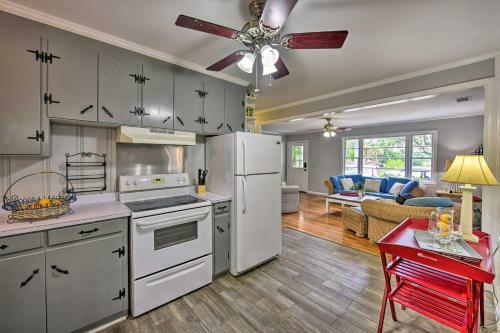 Beaufort Home With Porch, 4 Mi From Downtown!