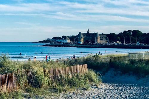 Ideal Narragansett Location Furnished Deck!