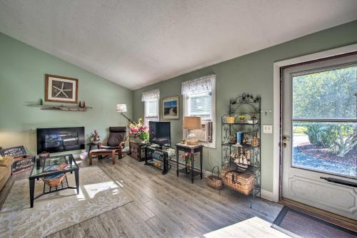 Ideal Narragansett Location Furnished Deck!