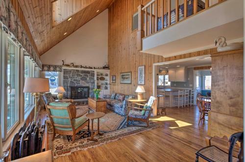 Beach Home With Deck And Views 1 Block To Ocean!