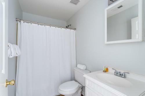 6 Bedrooms One Block From King Street!