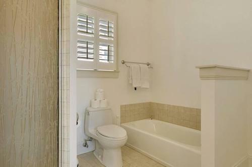 Entire 3bd/2.5ba Luxury Home 2 Blocks From King St