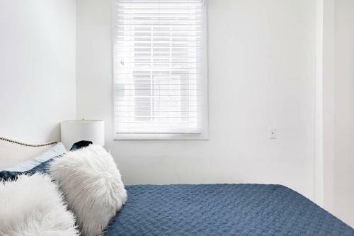 Soak Up The Light At A Chic Duplex 6 Blocks From King Street