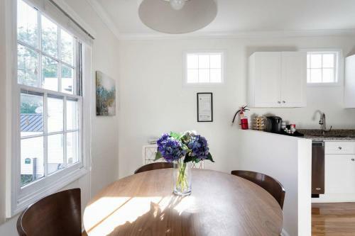 Soak Up The Light At A Chic Duplex 6 Blocks From King Street