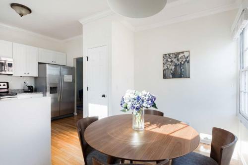 Soak Up The Light At A Chic Duplex 6 Blocks From King Street