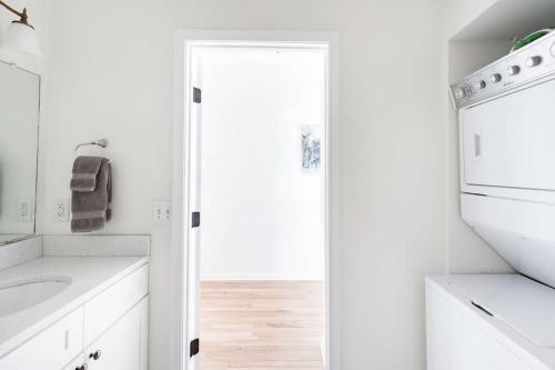 Soak Up The Light At A Chic Duplex 6 Blocks From King Street