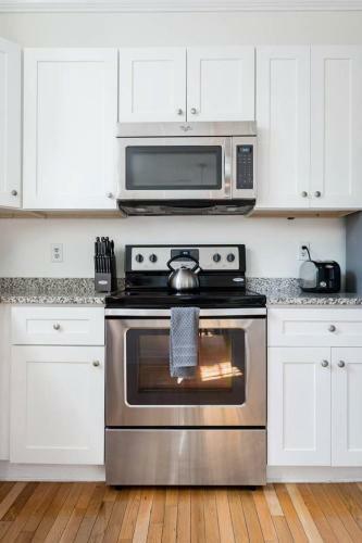 Soak Up The Light At A Chic Duplex 6 Blocks From King Street