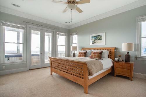 Poseidon - Beachside Getaway W Balconies & Hot Tub