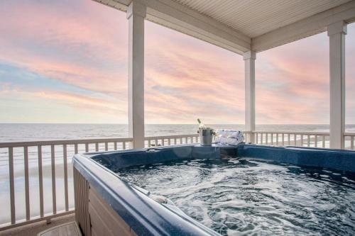 Poseidon - Beachside Getaway W Balconies & Hot Tub