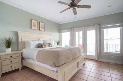 Poseidon - Beachside Getaway W Balconies & Hot Tub