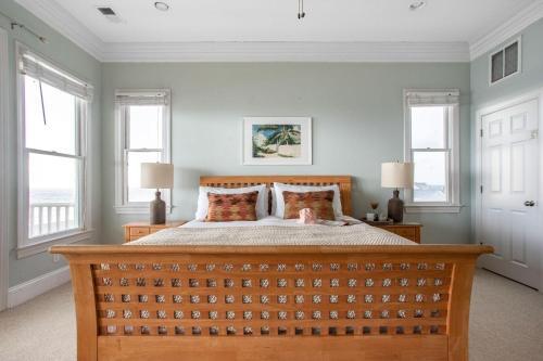 Poseidon - Beachside Getaway W Balconies & Hot Tub