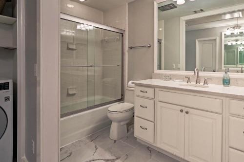 Modern Coastal Escape With Patio - 2mi To Beach